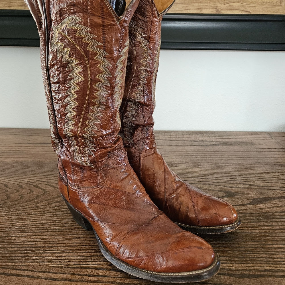 Beautiful pair of mens 91/2 Justin Eel skin boots